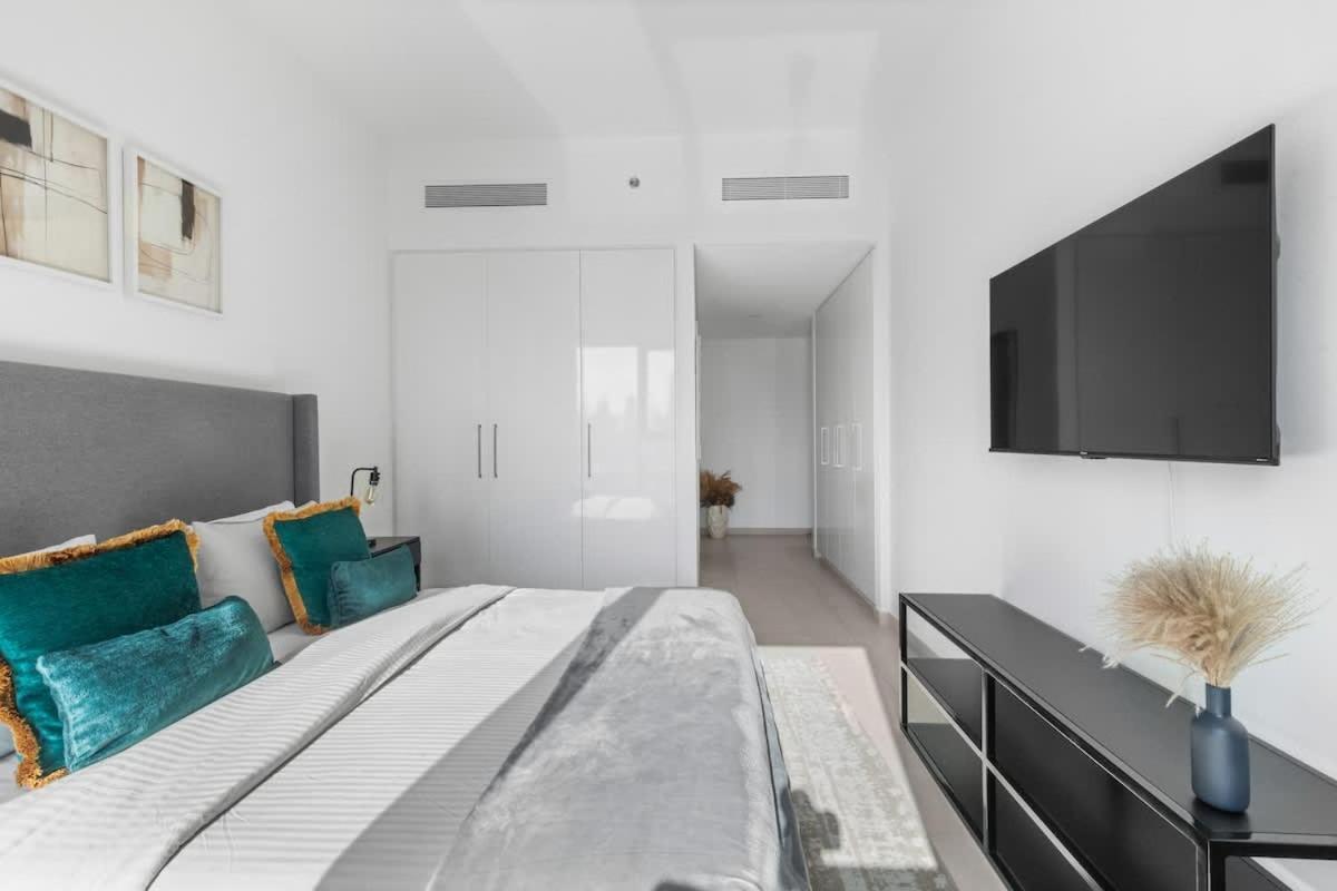 New Stunning 4 Bedroom Burj Khalifa View Apartment *