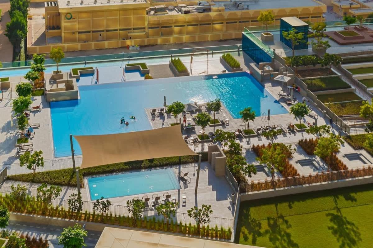 New Stunning 4 Bedroom Burj Khalifa View Apartment *